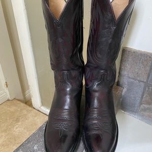 Cowboy boots. Size 9 1/2. Color: black cherry.